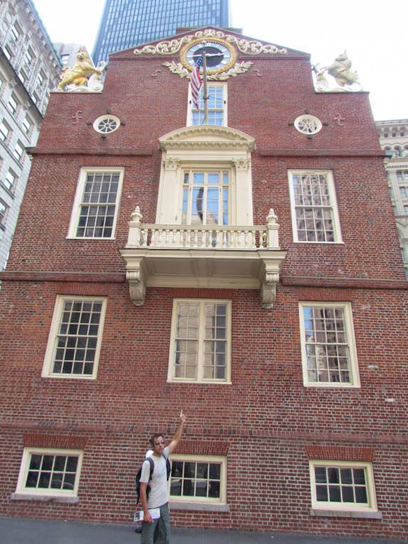 Apontando a varanda de onde foi lida para o público a Declaração de Independência, em Boston, capital de Massachusetts, nos Estados Unidos